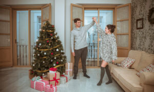 Пара танцует в новогодней гостиной