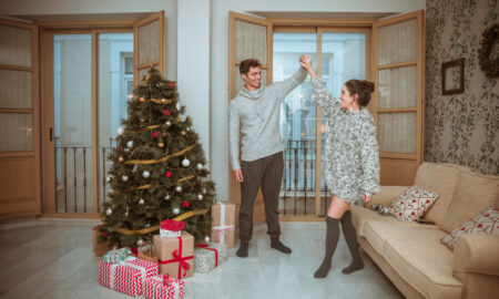 Пара танцует в новогодней гостиной