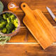 Нож возле доски и овощей