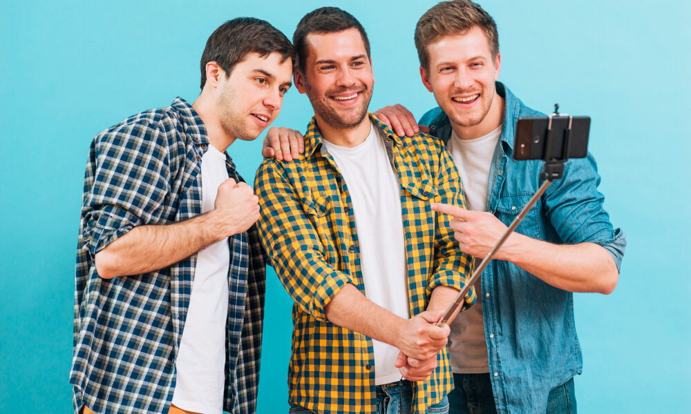 Трое мужчин делают селфи на камеру