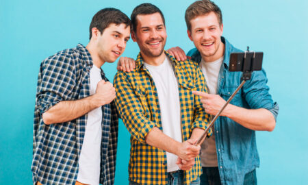 Трое мужчин делают селфи на камеру