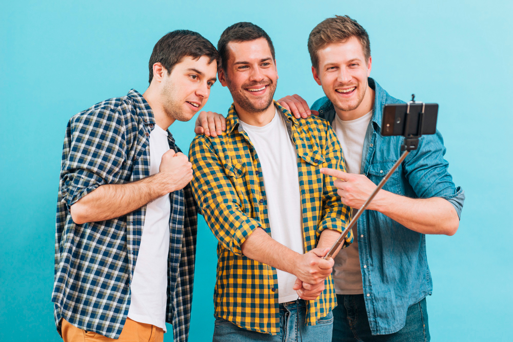 Трое мужчин делают селфи на камеру