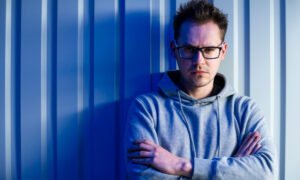 человек на синем фоне