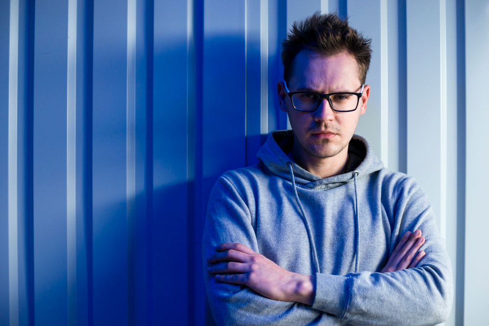 человек на синем фоне