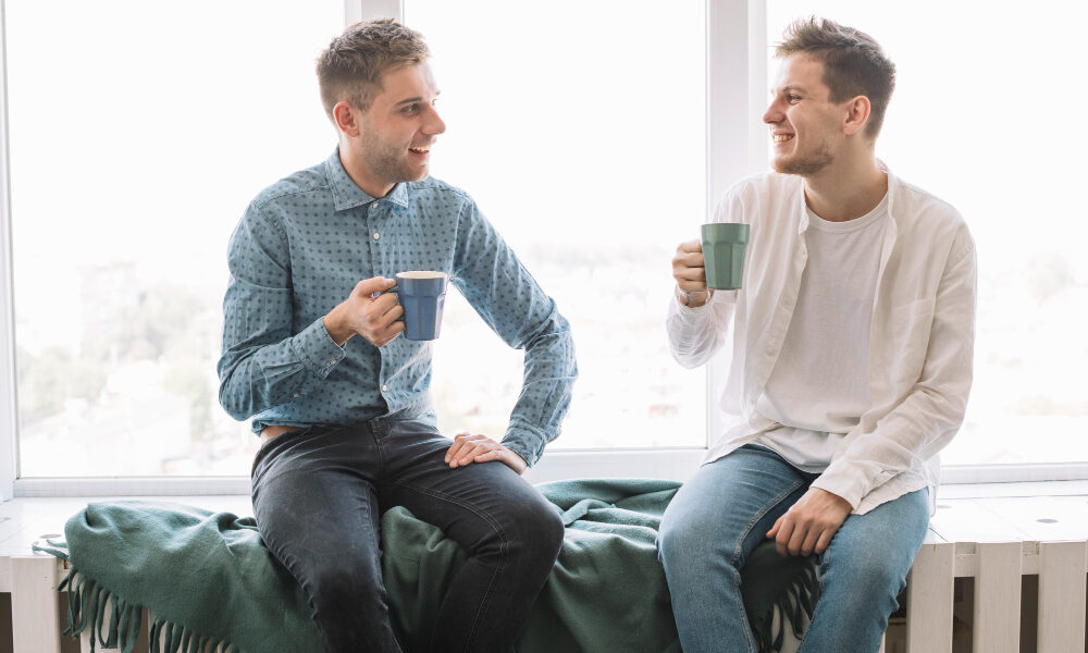Двое мужчин с чашками разговаривают