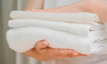 Белые махровые полотенца после стирки