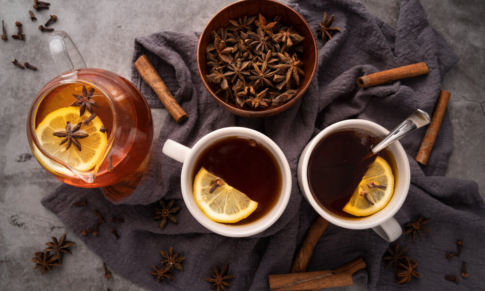 Чашки чая стоят на столе с чайником