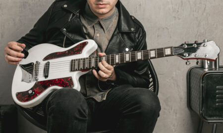 Музыкант играет на гитаре