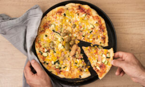 Пицца на тарелке