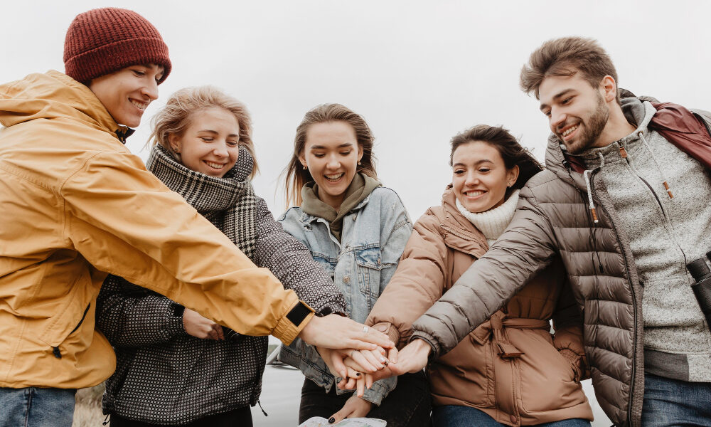 Группа людей улыбается