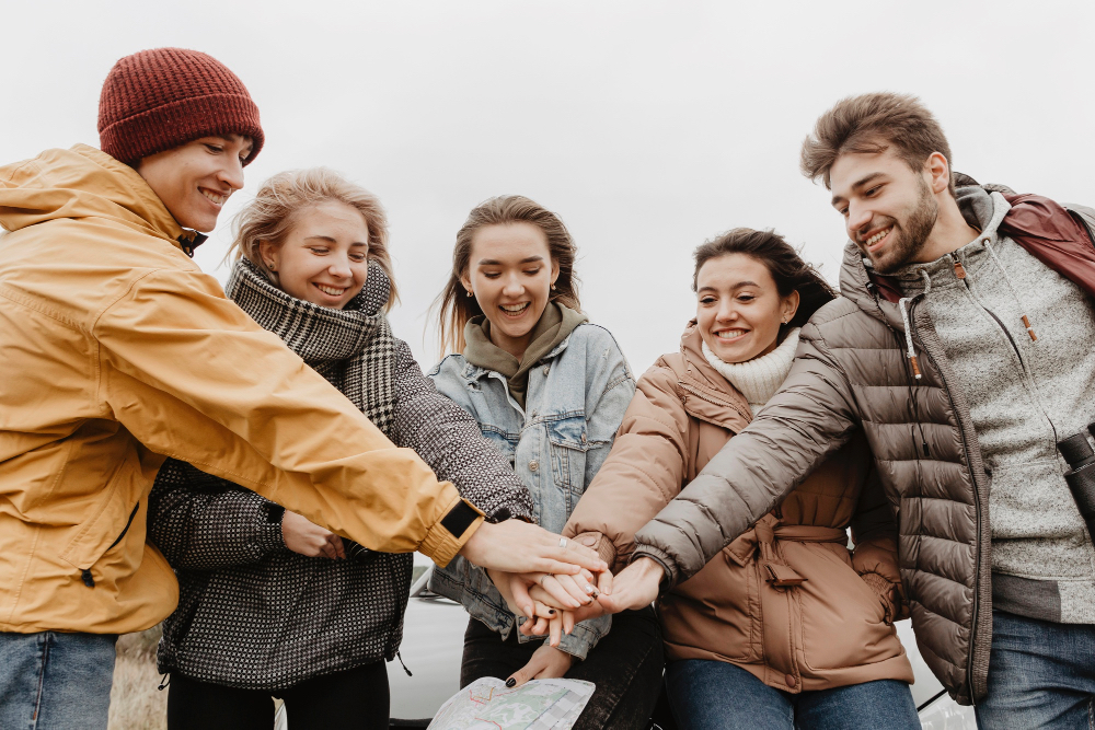 Группа людей улыбается