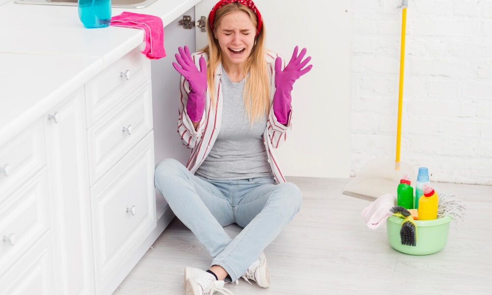 девушка устала убираться