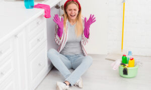 девушка устала убираться