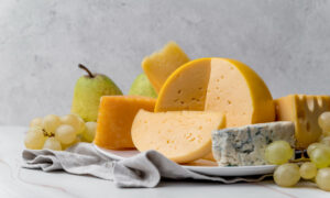 Сыр на столе