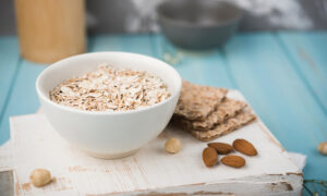 тарелка с овсяной крупой