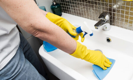 Человек моет раковину