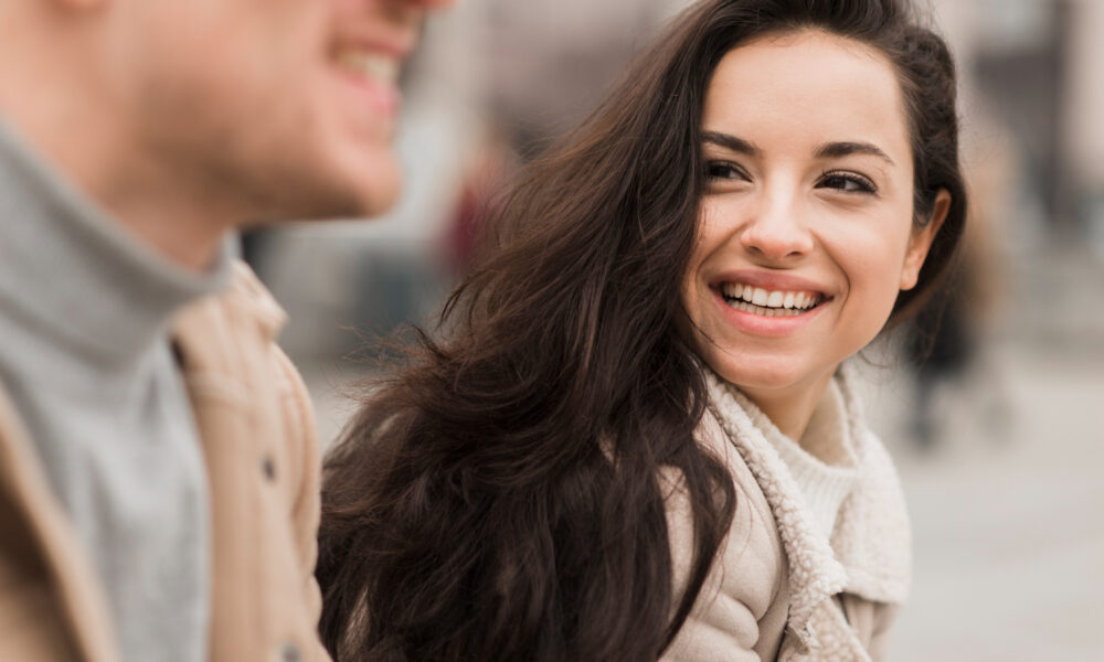 Женщина улыбается, глядя на мужчину