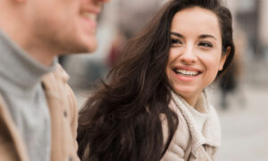 Женщина улыбается, глядя на мужчину