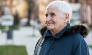 Старик на улице зимой