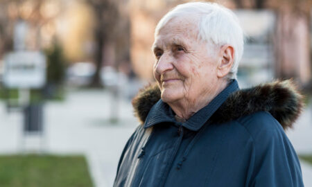 Старик на улице зимой