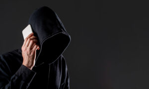 Мошенник говорит по телефону