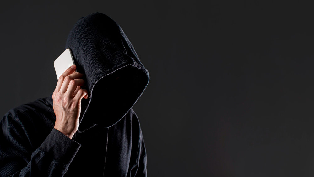 Мошенник говорит по телефону