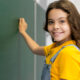 Школьница у доски