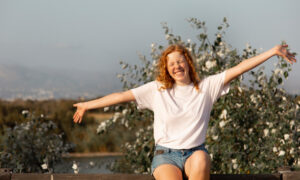 девочка радуется