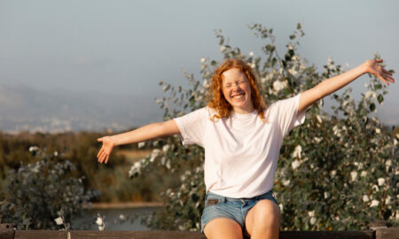 девочка радуется