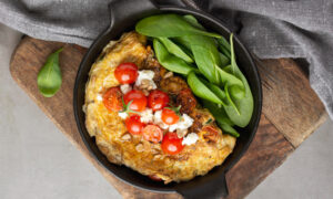 Омлет с помидорами и шпинатом в сковородке