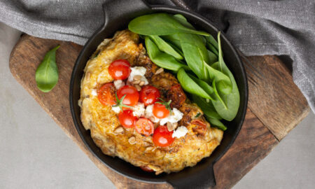 Омлет с помидорами и шпинатом в сковородке