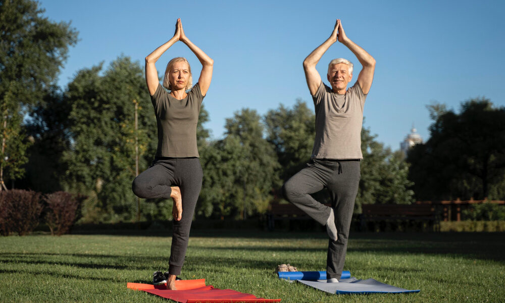 пожилая пара занимается на природе