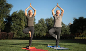 пожилая пара занимается на природе