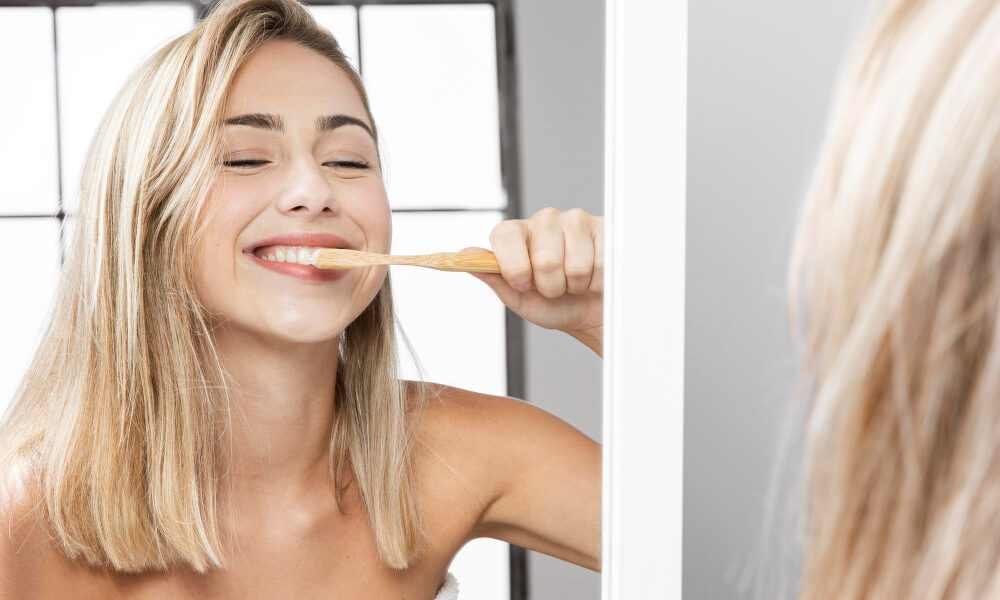 Девушка чистит зубы