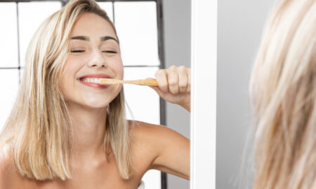 Девушка чистит зубы