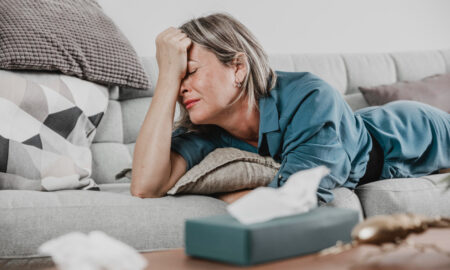 Расстроенная женщина плачет.