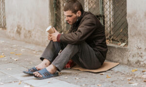 Бездомный попрошайка
