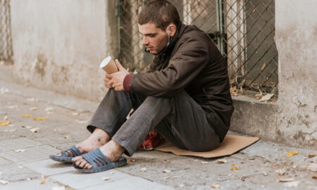 Бездомный попрошайка