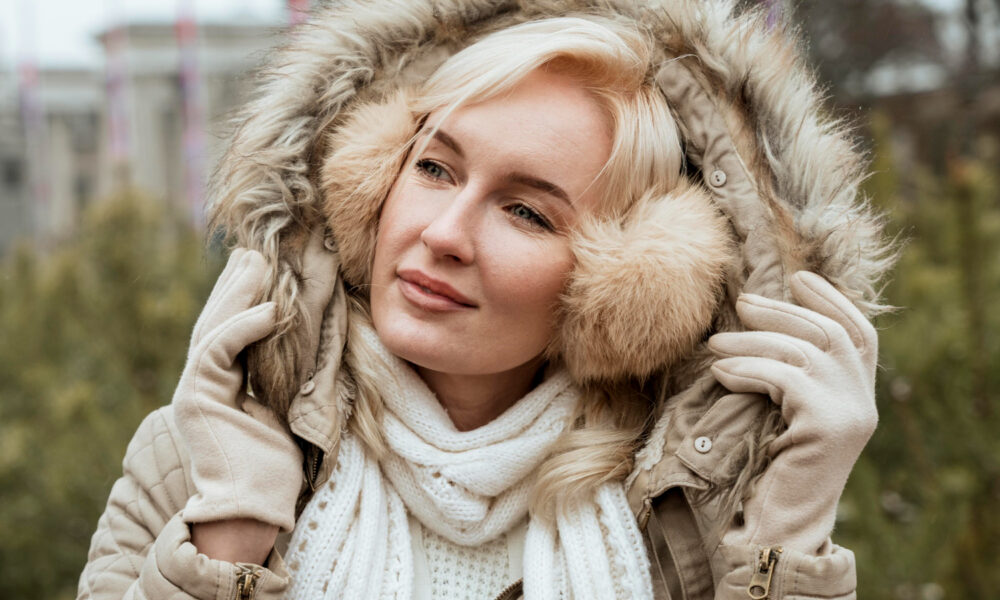 Женщина в стильном пуховике.