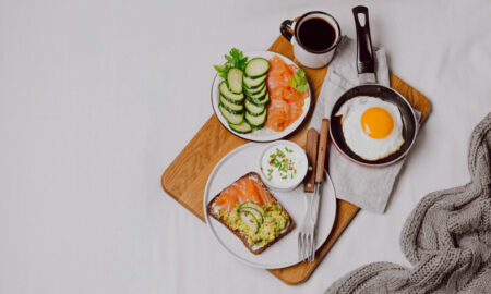 красиво сервированный завтрак с авокадо