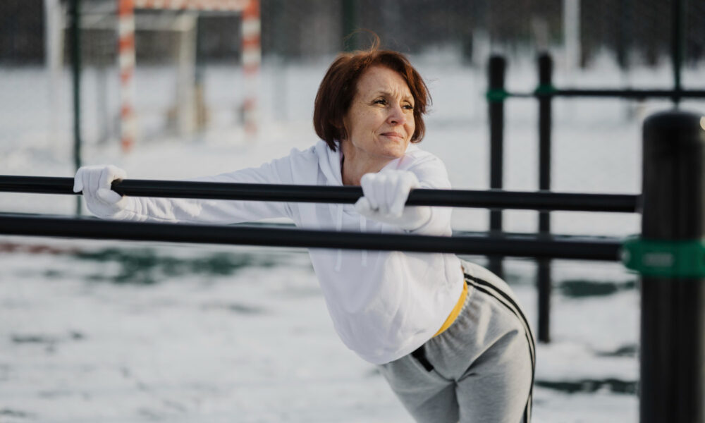 Женщина тренируется на улице.