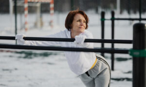 Женщина тренируется на улице.