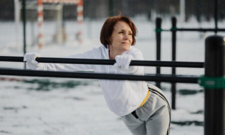 Женщина тренируется на улице.