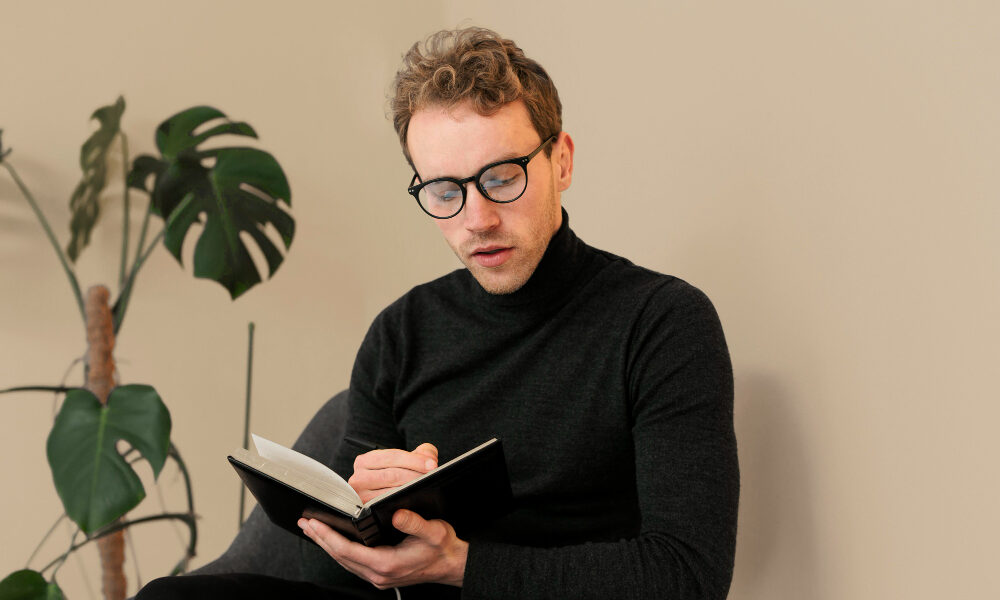 умный человек в очках читает книгу