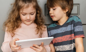 Дети решают задачки