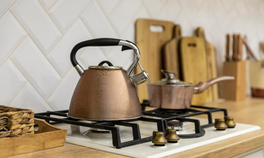 Чайник и сотейник на газовой плите