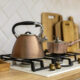 Чайник и сотейник на газовой плите