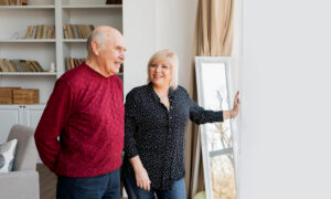 Довольный пенсионер в квартире