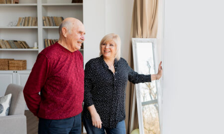 Довольный пенсионер в квартире