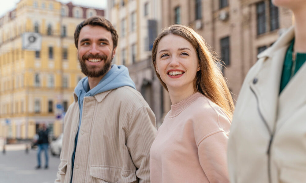 люди идут по улице